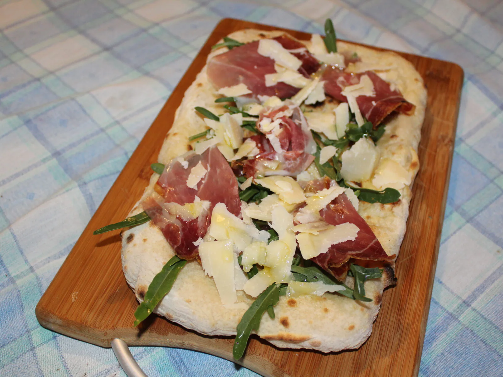 Pinsa farcita con prosciutto crudo, rucola e scaglie di formaggio