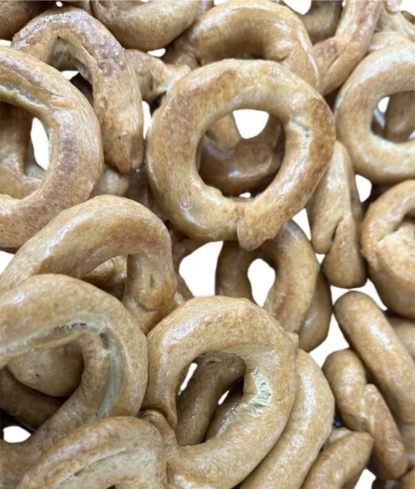 Aperitivo irpino con taralli, caciocavallo e soppressata