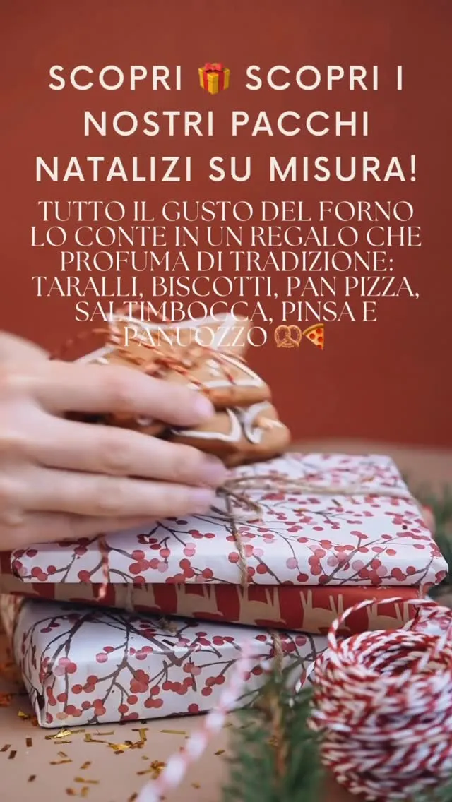 Mani che chiudono un pacco regalo natalizio con carta decorata e spago