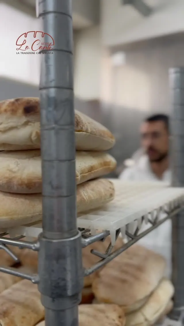 Saltimbocca appena sfornati impilati sui carrelli del laboratorio