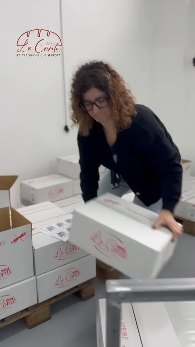 Una collaboratrice prepara gli scatoloni con i prodotti pronti per la spedizione
