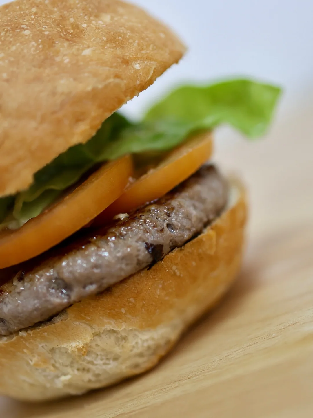 Burger bun farcito con hamburger, pomodoro e lattuga