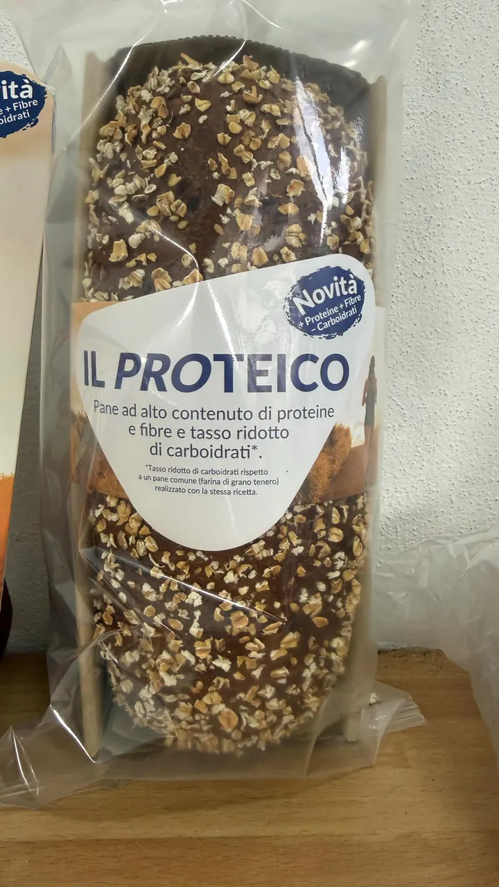 Confezione del pane Il Proteico ricoperto di semi, con l’etichetta «Novità»