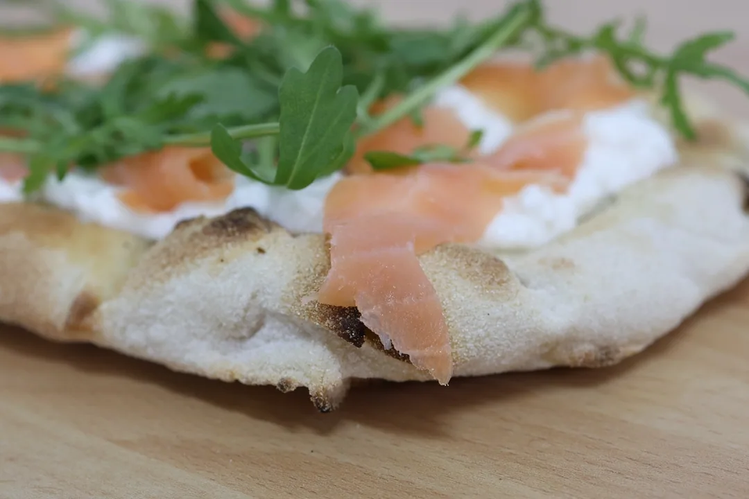 Pinsa farcita con burrata, salmone affumicato e rucola