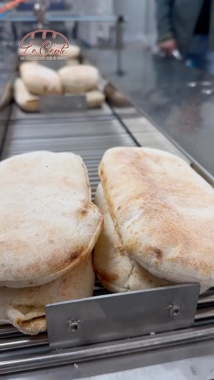 Saltimbocca appena sfornati sul nastro, pronti per essere imbustati